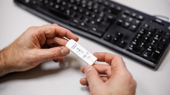 Prueba de coronavirus en el trabajo