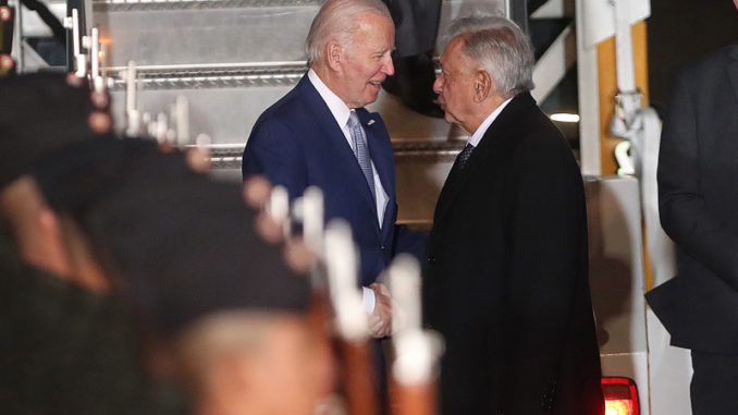 Biden llega a México para la cumbre con López Obrador y Trudeau