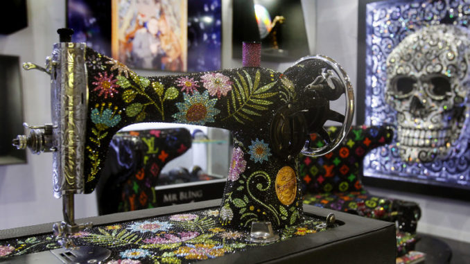 El artista colombiano que inmortaliza celebridades usando miles de cristales