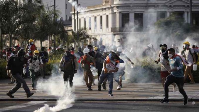 Una gran protesta vuelve a recorrer Lima para exigir renuncia de Boluarte