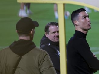 RIAD (ARABIA SAUDÍ), 13/01/2023.- El futbolista portugués Cristiano Ronaldo (d) asiste al entrenamiento del Real Madrid, de preparación para la final de la Supercopa ante el Barcelona, este viernes en Riad. EFE/ Juan Carlos Cárdenas