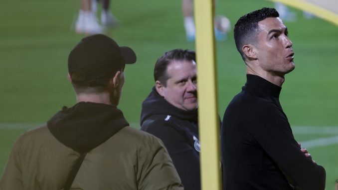 RIAD (ARABIA SAUDÍ), 13/01/2023.- El futbolista portugués Cristiano Ronaldo (d) asiste al entrenamiento del Real Madrid, de preparación para la final de la Supercopa ante el Barcelona, este viernes en Riad. EFE/ Juan Carlos Cárdenas RIAD (ARABIA SAUDÍ), 13/01/2023.- El futbolista portugués Cristiano Ronaldo (d) asiste al entrenamiento del Real Madrid, de preparación para la final de la Supercopa ante el Barcelona, este viernes en Riad. EFE/ Juan Carlos Cárdenas