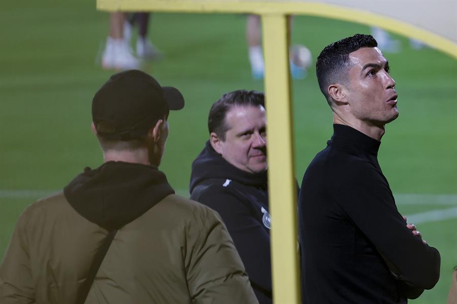 RIAD (ARABIA SAUDÍ), 13/01/2023.- El futbolista portugués Cristiano Ronaldo (d) asiste al entrenamiento del Real Madrid, de preparación para la final de la Supercopa ante el Barcelona, este viernes en Riad. EFE/ Juan Carlos Cárdenas