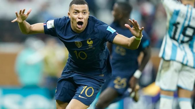 bape Title: Mbappé con Francia Alt: Mbappé con Francia Source: https://flic.kr/p/2o7mgaU