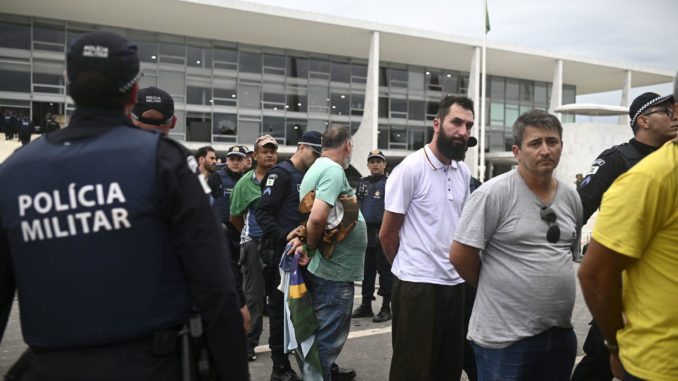 PolicÌas antidisturbios entran al palacio presidencial de Brasil