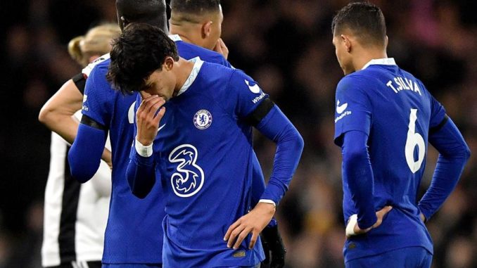 Londres, 12 ene (EFE).- Las cosas siempre pueden ir a peor es el lema del Chelsea. Joao Félix, expulsado en su debut, Graham Potter en el alambre y tercera derrota seguida para los 'Blues', que demostraron ante el Fulham (2-1) que su situación actual es más que crítica. Ni siquiera Félix, que animó al Chelsea durante 58 minutos, pudo evitar contagiarse de la maldición de un equipo que vio cómo el portugués era expulsado a 30 minutos para el final por una entrada pasada de revoluciones, típica de no estar acostumbrado aún a esta liga. Los 'Cottagers', con un gol de Willian, cumpliendo la maldición del ex, y otro de Carlos Vinícius, aprovechando una mala salida de Kepa, certificaron la victoria en el derbi del oeste de Londres y dejan a Potter más fuera que dentro de este equipo. FÉLIX, HÉROE Y VILLANO Y eso que el partido lo marcó el ritmo de Joao Félix, a un nivel muy bueno desde el principio. Sin las cadenas del Atlético de Madrid, el portugués, recién aterrizado en Londres, dio otro aire al ataque de los 'Blues' y ya en su primer balón le tiró un caño a Ream para que Havertz primero y Hall después fallaran sendos tiros cantados. El Chelsea, que no paraba de generar ocasiones de gol, parecía haber recuperado la frescura de antaño y solo necesitaba de un 'nueve' que convirtiera sus oportunidades. Graham Potter se relamía en el banquillo pensando en la primera victoria tras tres partidos, pero volvieron las dudas en defensa y el Fulham, pese a no tener a su goleador Mitrovic, golpeó. Primero avisó Reid, con un disparo al larguero en el que hizo la estatua Kepa, y luego con el gol de William. Estuvo blanda la defensa del Chelsea, que dejó la pelota en los pies de Willian dentro del área. El ex del Chelsea recortó frente a Azpilicueta y sacó un disparo raso que rebotó en Chalobah y se envenenó cambiando la trayectoria al portero español. Willian no lo celebró, respetando su pasado en Stamford Bridge. El gol solo aumentó la incertidumbre de un Chelsea que siguió jugando bien y confiando en Félix, quien llegó a probar varias veces a Leno, todas sin acierto. En momentos así, el Chelsea tuvo que recurrir a una vieja arma, el balón parado. Nada más salir del descanso, Mount engañó a Leno con una falta lateral que estrelló en el palo. El rebote quedó muerto en el área y Koulibaly lo empujó, sacando el tiro, desde dentro de la portería Leno. Tuvo que ser el reloj del árbitro el que confirmase que la pelota había entrado. Visos de remontada, volvía a sonreír Potter, pero este Chelsea está maldito. En cuestión de minutos, se rompió Zakaria, un contratiempo más para la enfermería de los 'Blues', pero lo peor estaba por llegar. En un balón dividido, Félix fue contra Tete con una pierna arriba, una entrada muy fuerte, aunque no impactó de lleno en el jugador del Fulham. Los blanquinegros se comieron al colegiado y entre los gritos de la grada de "fuera, fuera", apareció la tarjeta roja. En su debut, Félix se iba con media hora por delante y dejando al Chelsea con uno menos. En ese contexto, Havertz, con su ya habitual gafe, erró un mano a mano y Kepa falló en el 2-1. El español dudó en salir a por un centro de Andreas Pereira y Carlos Vinícius no perdonó con un cabezazo en el segundo palo. Tercera derrota consecutiva del Chelsea, cuarto partido seguido sin ganar y un solo triunfo en los últimos ocho encuentros. Craven Cottage coreó el "Potter, te van a despedir por la mañana", y puede que el cántico se convierta pronto en realidad. - Ficha técnica: 2 - Fulham: Leno; Tete, Adarabioyo, Ream (Chukwuemeka, m.79), Robinson; Palhinha, Reed (Cairney, m.68), Pereira (James, m.94); Reid (Wilson, m.68), Willian (Solomon, m.83) y Carlos Vinícius (Chalobah, m.94). 1 - Chelsea: Kepa; Azpilicueta, Chalobah (Cucurella, m.79), Silva, Koulibaly, Hall; Kovacic (Gallagher, m.79), Zakaria (Jorginho, m.56); Félix, Mount (Ziyech, m.80) y Havertz. Goles: 1-0. Willian, m.25, 1-1. Koulibaly, m.47 y 2-1. Carlos Vinícius, m.73. Árbitro: David Coote amonestó a Robinson (m.9), Pereira (m.14), Adarabioyo, (m.84) y Leno (m.96) por parte del Fulham, y a Chalobah (m.36), Hall (m.62) y Mount (m.76) por parte del Chelsea. Expulsó a Félix (m.58), del Chelsea. Incidencias: Partido aplazado correspondiente a la séptima jornada de la Premier League disputado en Craven Cottage (Londres). EFE Joao