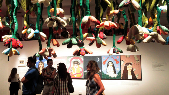 Mon Laferte inugura su exposición "Te Amo" en Santiago