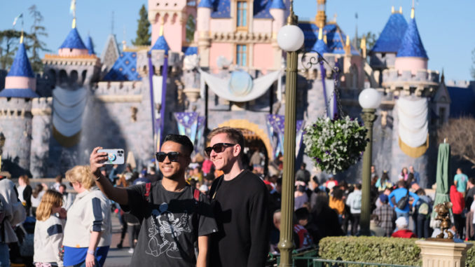 Disney inaugura una temporada centenaria en su parque temático de California