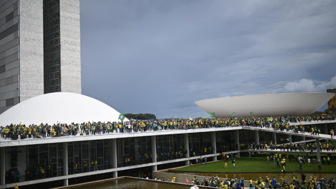 Manifestantes invaden sede del poder y la Presidencia de la Rep˙blica en Brasil.