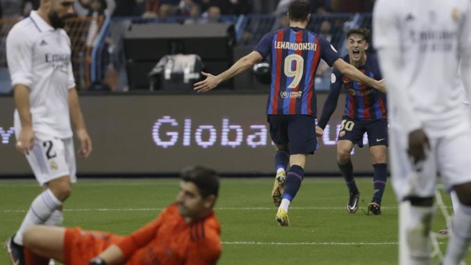 RIAD (ARABIA SAUDÍ), 15/01/2023.- El delantero polaco del FC Barcelona Robert Lewandowski (c) celebra con Gavi su gol, segundo del equipo, durante la final de la Supercopa de España 2023 que Real Madrid y FC Barcelona juegan este domingo en el estadio internacional Rey Fahd de Riad, Arabia Saudí. EFE/ Juan Carlos Cárdenas