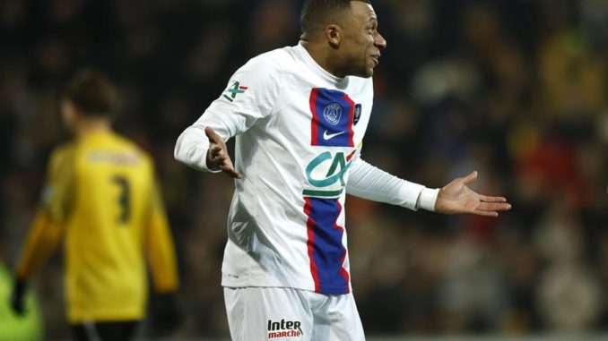 Lens (France), 23/01/2023.- PSG'Äôs Kylian Mbappe celebrates after scoring the 5-0 lead goal during the Coupe de France round of 32 soccer match between Pays de Cassel and Paris Saint Germain at Bollaert stadium in Lens, France, 23 January 2023. (Francia) EFE/EPA/YOAN VALAT