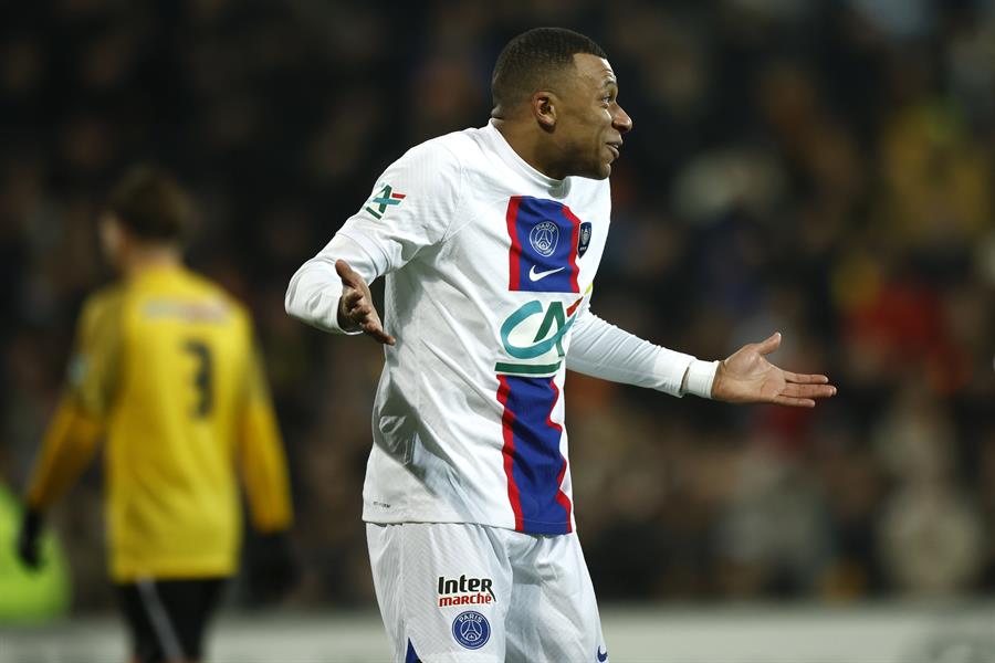 Lens (France), 23/01/2023.- PSG'Äôs Kylian Mbappe celebrates after scoring the 5-0 lead goal during the Coupe de France round of 32 soccer match between Pays de Cassel and Paris Saint Germain at Bollaert stadium in Lens, France, 23 January 2023. (Francia) EFE/EPA/YOAN VALAT