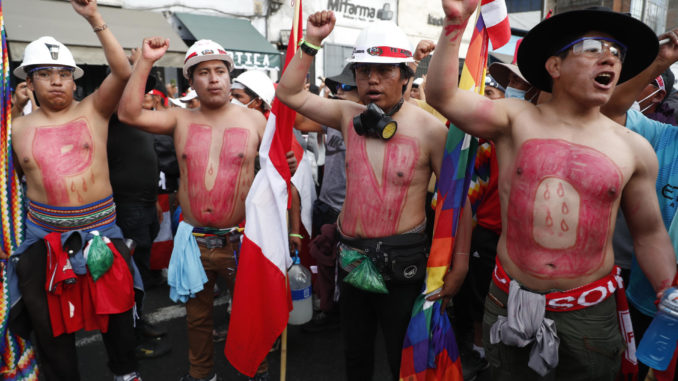 Miles de manifestantes antigubernamentales marchan nuevamente en Lima
