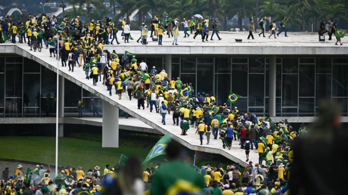 Manifestantes invaden sede del poder y la Presidencia de la República en Brasil.