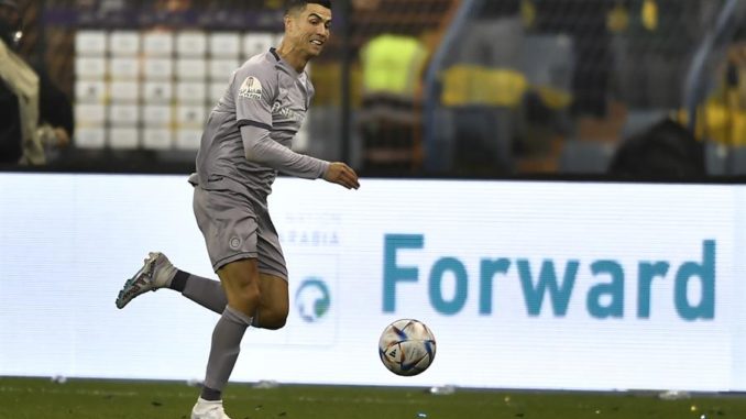 Riyadh (Saudi Arabia), 26/01/2023.- Al Nassr's Cristiano Ronaldo in action during the Saudi Super Cup soccer match between Al-Ittihad and Al-Nassr in Riyadh, Saudi Arabia, 26 January 2023. (Arabia Saudita) EFE/EPA/STR