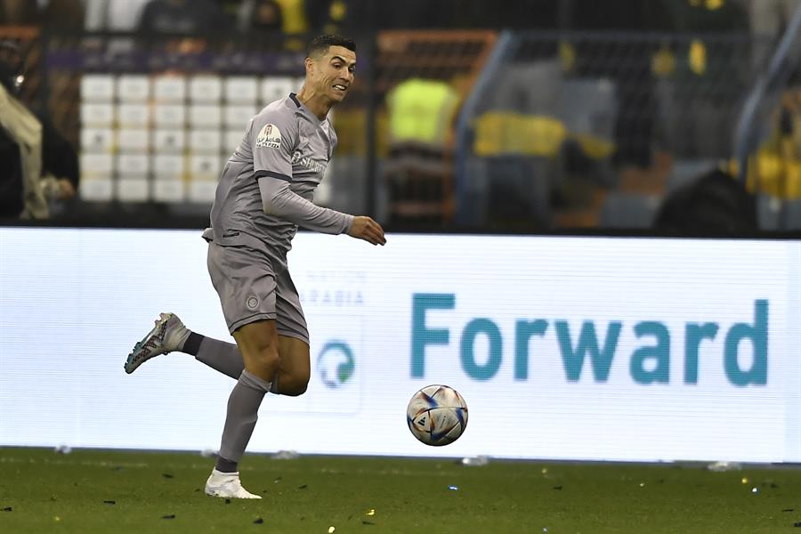 Riyadh (Saudi Arabia), 26/01/2023.- Al Nassr’s Cristiano Ronaldo in action during the Saudi Super Cup soccer match between Al-Ittihad and Al-Nassr in Riyadh, Saudi Arabia, 26 January 2023. (Arabia Saudita) EFE/EPA/STR