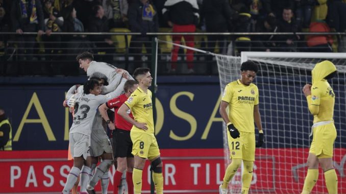 VILLARREAL (CASTELLÓN), 12/02/2023.- Los jugadores del Barcelona celebran la victoria ante el Villarreal, al término del partido de Liga en Primera División que Villarreal CF y FC Barcelona han disputado este domingo en el estadio de La Cerámica. EFE/Manuel Bruque