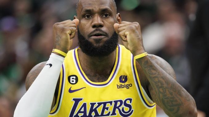 Boston (United States), 29/01/2023.- Los Angeles Lakers forward LeBron James reacts to a play during the Boston Celtics overtime win at the TD Garden in Boston, Massachusetts, USA, 28 January 2023. (Baloncesto, Estados Unidos) EFE/EPA/CJ GUNTHER SHUTTERSTOCK OUT