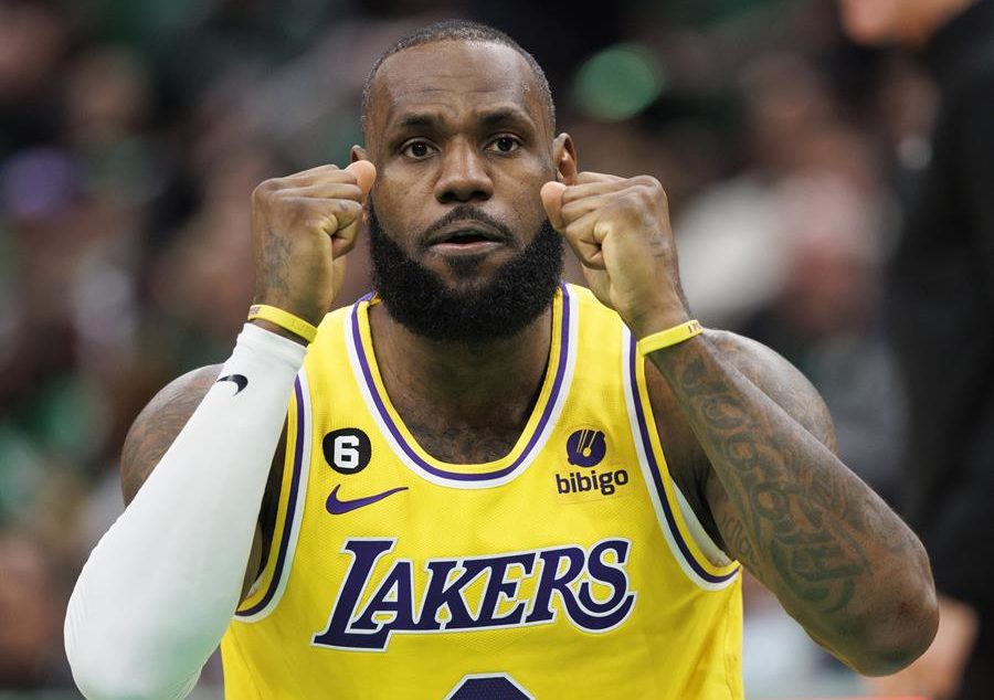Boston (United States), 29/01/2023.- Los Angeles Lakers forward LeBron James reacts to a play during the Boston Celtics overtime win at the TD Garden in Boston, Massachusetts, USA, 28 January 2023. (Baloncesto, Estados Unidos) EFE/EPA/CJ GUNTHER SHUTTERSTOCK OUT