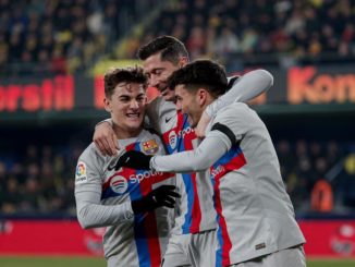 VILLARREAL (CASTELLÓN), 12/02/2023.- El centrocampista del Barcelona Pedri (d) celebra con Robert Lewandowski (c) y Gavi tras marcar ante el Villarreal, durante el partido de Liga en Primera División que Villarreal CF y FC Barcelona disputan este domingo en el estadio de La Cerámica. EFE/Manuel Bruque