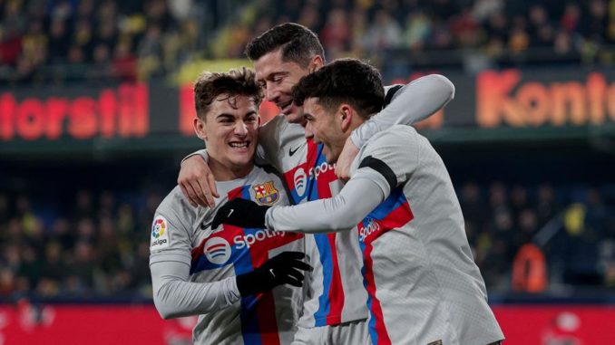 VILLARREAL (CASTELLÓN), 12/02/2023.- El centrocampista del Barcelona Pedri (d) celebra con Robert Lewandowski (c) y Gavi tras marcar ante el Villarreal, durante el partido de Liga en Primera División que Villarreal CF y FC Barcelona disputan este domingo en el estadio de La Cerámica. EFE/Manuel Bruque