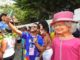 AME6275. OLINDA (BRASIL), 20/02/2023.- Personas se tomas fotos con muñecos gigantes que retratan a grandes personalidades nacionales e internacionales durante un desfile en el marco del Carnaval de Brasil en Olinda, Pernambuco, nordeste de Brasil (Brasil). os fallecidos 'O Rei' Pelé y la reina Isabel II 'revivieron' este lunes en el tradicional desfile de muñecos gigantes de la ciudad de Olinda, una de las citas más emblemáticas del Carnaval de Brasil y que este año evitó la política. El exdelantero brasileño y la monarca británica, fallecidos el 29 de diciembre y el 8 de septiembre de 2022, respectivamente, integraron el centenar de enormes figuras que invadieron el centro histórico de esta turística ciudad de la zona metropolitana de Recife. EFE/ Ney Douglas