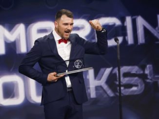 Paris (France), 27/02/2023.- Polish soccer player Marcin Oleksy of Warta Pozna with his FIFA Puskas Award on stage during the The Best FIFA Football Awards 2022 ceremony in Paris, France, 27 February 2023. (Francia) EFE/EPA/YOAN VALAT