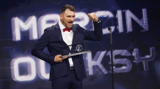 Paris (France), 27/02/2023.- Polish soccer player Marcin Oleksy of Warta Pozna with his FIFA Puskas Award on stage during the The Best FIFA Football Awards 2022 ceremony in Paris, France, 27 February 2023. (Francia) EFE/EPA/YOAN VALAT