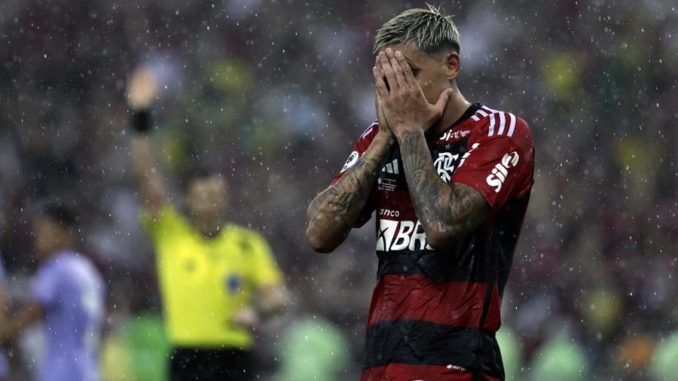 AMDEP1867. RÍO DE JANEIRO (BRASIL), 28/02/2023.- Pedro de Flamengo reacciona hoy, en la final de la Recopa Sudamericana entre Flamengo e Independiente del Valle (IDV) en el estadio Maracaná en Río de Janeiro (Brasil). EFE/Antonio Lacerda