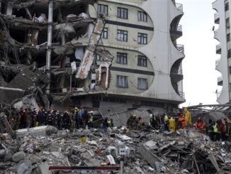 Diyarbakir (Turkey), 06/02/2023.- Emergency personnel search for victims at the site of a collapsed building after an earthquake in Diyarbakir, southeast of Turkey, 06 February 2023. According to the US Geological Service, an earthquake with a preliminary magnitude of 7.8 struck southern Turkey close to the Syrian border. The earthquake caused buildings to collapse and sent shockwaves over northwest Syria, Cyprus, and Lebanon. Hundreds of people have died and more than seven thousand have been injured in Turkey, according to AFAD, Turkish Disaster and Emergency Management Presidency. (Terremoto/sismo, Chipre, Líbano, Siria, Turquía, Estados Unidos) EFE/EPA/REFIK TEKIN EPA-EFE/REFIK TEKIN