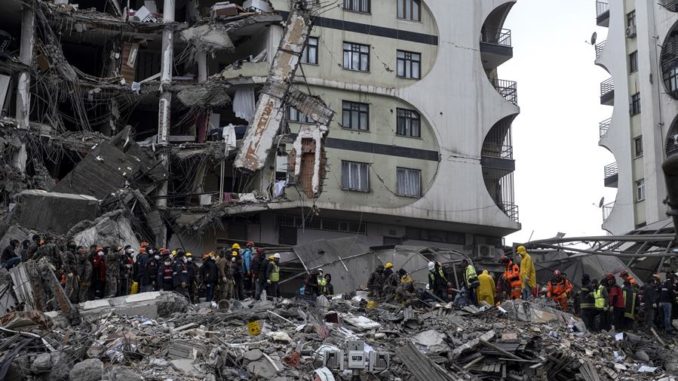 Diyarbakir (Turkey), 06/02/2023.- Emergency personnel search for victims at the site of a collapsed building after an earthquake in Diyarbakir, southeast of Turkey, 06 February 2023. According to the US Geological Service, an earthquake with a preliminary magnitude of 7.8 struck southern Turkey close to the Syrian border. The earthquake caused buildings to collapse and sent shockwaves over northwest Syria, Cyprus, and Lebanon. Hundreds of people have died and more than seven thousand have been injured in Turkey, according to AFAD, Turkish Disaster and Emergency Management Presidency. (Terremoto/sismo, Chipre, Líbano, Siria, Turquía, Estados Unidos) EFE/EPA/REFIK TEKIN EPA-EFE/REFIK TEKIN