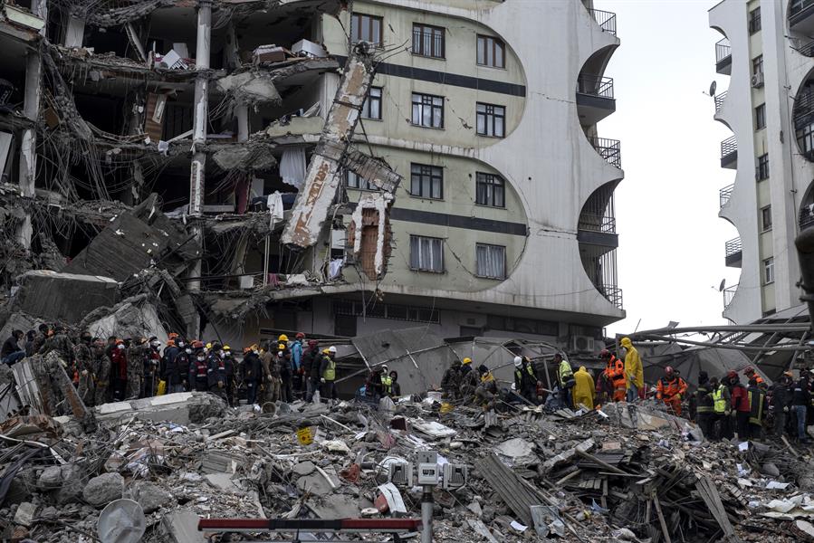 Diyarbakir (Turkey), 06/02/2023.- Emergency personnel search for victims at the site of a collapsed building after an earthquake in Diyarbakir, southeast of Turkey, 06 February 2023. According to the US Geological Service, an earthquake with a preliminary magnitude of 7.8 struck southern Turkey close to the Syrian border. The earthquake caused buildings to collapse and sent shockwaves over northwest Syria, Cyprus, and Lebanon. Hundreds of people have died and more than seven thousand have been injured in Turkey, according to AFAD, Turkish Disaster and Emergency Management Presidency. (Terremoto/sismo, Chipre, Líbano, Siria, Turquía, Estados Unidos) EFE/EPA/REFIK TEKIN EPA-EFE/REFIK TEKIN