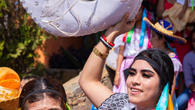 Mujeres indígenas bailan en sur de México por el Día de la Candelaria