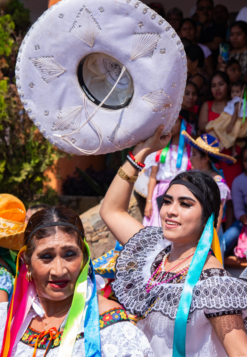 SAN FERNANDO (MÉXICO), 02/02/2023.- Un grupo de mujeres bailan para celebrar el día de la Candelaria hoy, en San Fernando, en el estado de Chiapas (México). Un centenar de mujeres ataviadas con su traje de zoque y sombreros de charros de diferentes colores bailan por tres días seguidos en Chiapas, en aaaaaaaaaaaaaaaael sur de México, Día de la Candelaria al ritmo del tambor y flauta de carrizo. EFE/Carlos López
