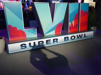 Phoenix (United States), 09/02/2023.- A fan takes a photo of the LVII Super Bowl signage on display during the NFL Experience at the Phoenix Convention Center in Phoenix, Arizona, USA, 09 February 2023. The Philadelphia Eagles and the Kansas City Chiefs will play in Super Bowl LVII at State Farm Stadium in Glendale, Arizona, USA on 12 February 2023. (Estados Unidos, Filadelfia, Fénix) EFE/EPA/CAROLINE BREHMAN