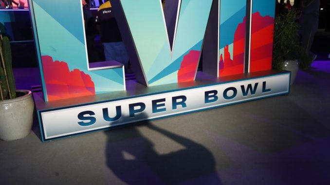 Phoenix (United States), 09/02/2023.- A fan takes a photo of the LVII Super Bowl signage on display during the NFL Experience at the Phoenix Convention Center in Phoenix, Arizona, USA, 09 February 2023. The Philadelphia Eagles and the Kansas City Chiefs will play in Super Bowl LVII at State Farm Stadium in Glendale, Arizona, USA on 12 February 2023. (Estados Unidos, Filadelfia, Fénix) EFE/EPA/CAROLINE BREHMAN