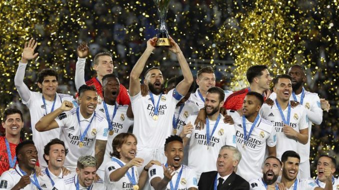 Rabat (Morocco), 11/02/2023.- Players of Real Madrid celebrate with the trophy after winning the FIFA Club World Cup final between Real Madrid and Al Hilal SFC in Rabat, Morocco, 11 February 2023. (Mundial de Fútbol, Marruecos) EFE/EPA/Mohamed Messara