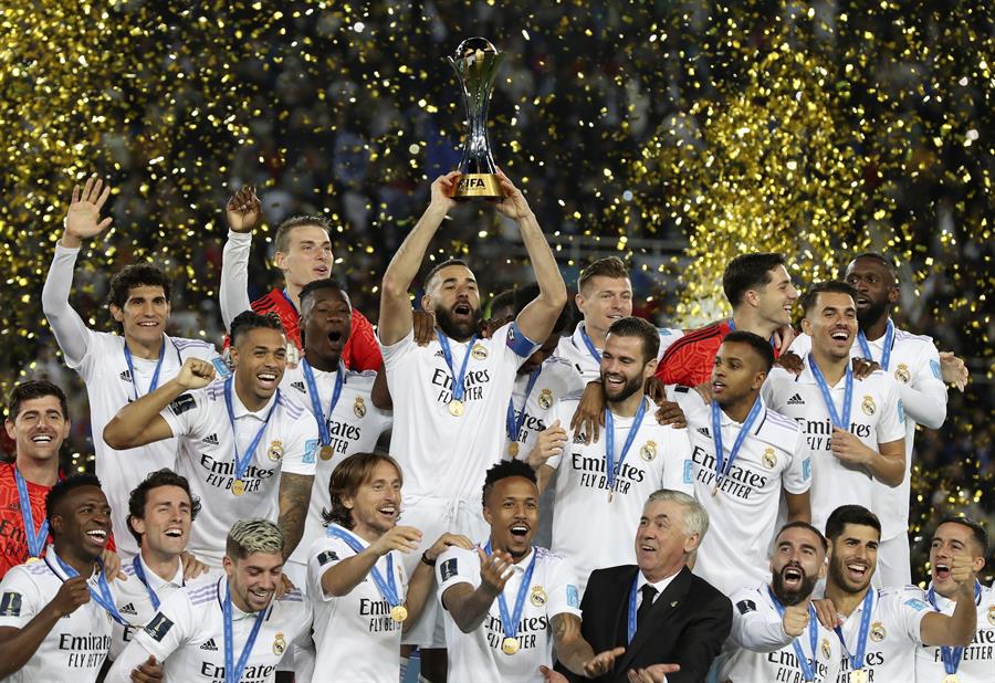 Rabat (Morocco), 11/02/2023.- Players of Real Madrid celebrate with the trophy after winning the FIFA Club World Cup final between Real Madrid and Al Hilal SFC in Rabat, Morocco, 11 February 2023. (Mundial de Fútbol, Marruecos) EFE/EPA/Mohamed Messara