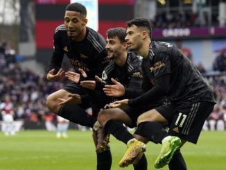 Birmingham (United Kingdom), 18/02/2023.- Gabriel Martinelli (R) of Arsenal celebrates with his teammates after scoring the 4-2 lead during the English Premier League soccer match between Aston Villa and Arsenal London in Birmingham, Britain, 18 February 2023. (Reino Unido, Londres) EFE/EPA/Andrew Yates EDITORIAL USE ONLY. No use with unauthorized audio, video, data, fixture lists, club/league logos or 'live' services. Online in-match use limited to 120 images, no video emulation. No use in betting, games or single club/league/player publications