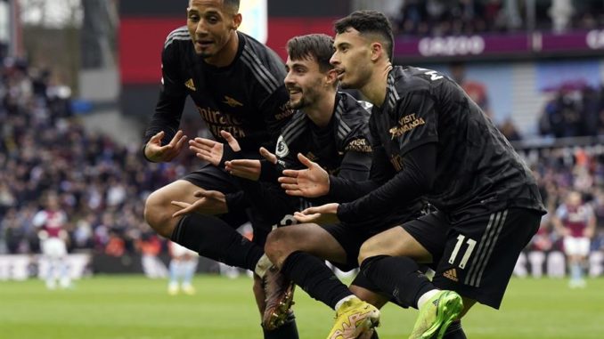 Birmingham (United Kingdom), 18/02/2023.- Gabriel Martinelli (R) of Arsenal celebrates with his teammates after scoring the 4-2 lead during the English Premier League soccer match between Aston Villa and Arsenal London in Birmingham, Britain, 18 February 2023. (Reino Unido, Londres) EFE/EPA/Andrew Yates EDITORIAL USE ONLY. No use with unauthorized audio, video, data, fixture lists, club/league logos or 'live' services. Online in-match use limited to 120 images, no video emulation. No use in betting, games or single club/league/player publications