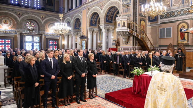 Doña Sofía asiste a ceremonia en Atenas en memoria de Constantino de Grecia