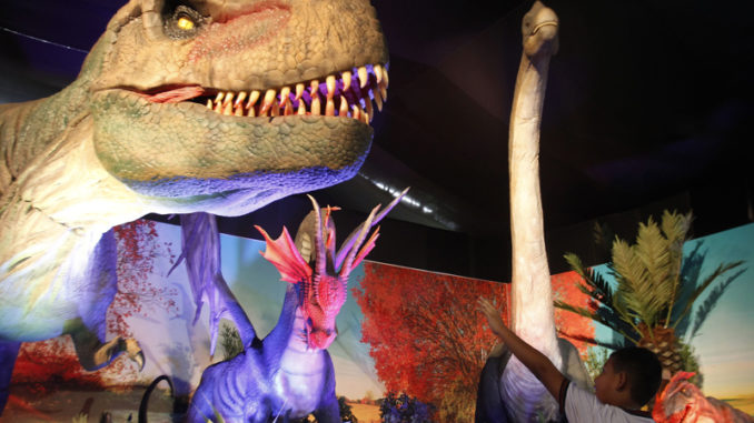 Dinosaurios y dragones animatrónicos inician un viaje mágico en Medellín