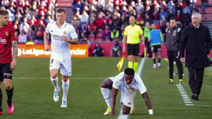 PALMA DE MALLORCA, 05/02/2023.- El delantero brasileño del Real Madrid, Vinícius Jr (c) durante el Partido de La Liga que juegan el Mallorca y el Real Madrid en el estadio de Son Moix. EFE/ Sergio G. Cañizares