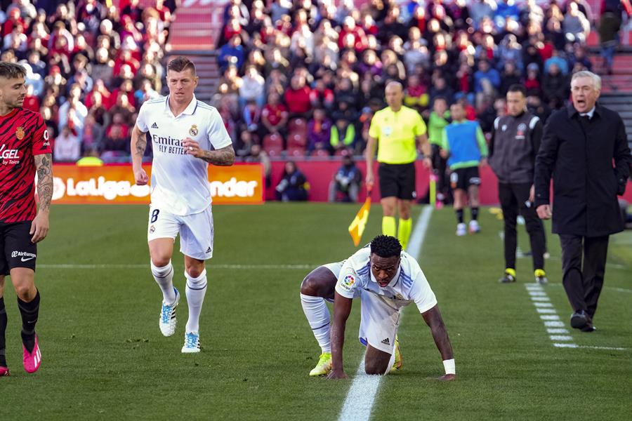 PALMA DE MALLORCA, 05/02/2023.- El delantero brasileño del Real Madrid, Vinícius Jr (c) durante el Partido de La Liga que juegan el Mallorca y el Real Madrid en el estadio de Son Moix. EFE/ Sergio G. Cañizares