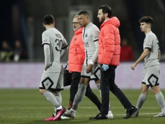 Montpellier (France), 01/02/2023.- Paris Saint Germain's Kylian Mbappe (C) talks to teammate Lionel Messi (L) as he leaves the pitch due to an injury during the French Ligue 1 soccer match between Montpellier HSC and Paris Saint Germain, at La Mosson stadium, Montpellier, France, 01 February 2023. (Francia) EFE/EPA/Guillaume Horcajuelo