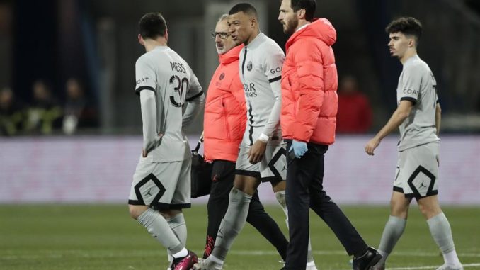 Montpellier (France), 01/02/2023.- Paris Saint Germain's Kylian Mbappe (C) talks to teammate Lionel Messi (L) as he leaves the pitch due to an injury during the French Ligue 1 soccer match between Montpellier HSC and Paris Saint Germain, at La Mosson stadium, Montpellier, France, 01 February 2023. (Francia) EFE/EPA/Guillaume Horcajuelo