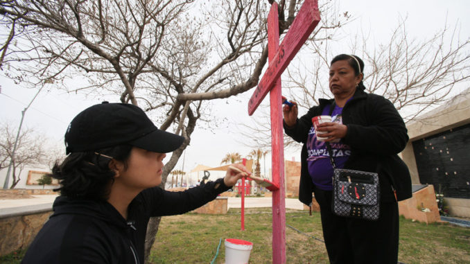Mujeres pintan cruces ante epidemia de feminicidios en norte de México