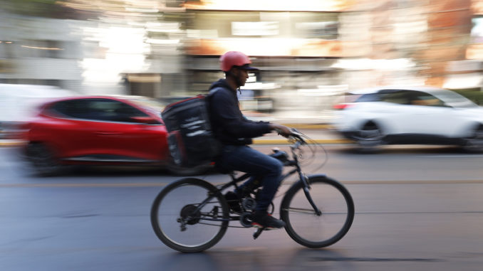 Precariedad laboral marca el auge de las empresas de envíos en Latinoamérica