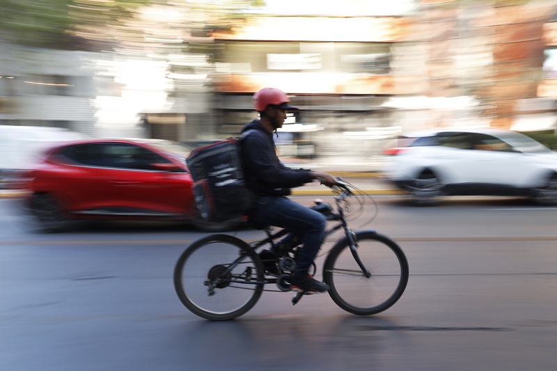 Precariedad laboral marca el auge de las empresas de envíos en Latinoamérica