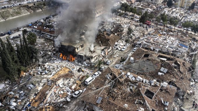DestrucciÛn sin precedentes por potentes terremotos en el paÌs asi·tico